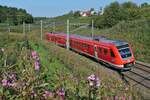 Zwischen den Lindauer Ortsteilen Bodolz und Schönau fährt 612 653 am 24.09.2021 als RE 70 / 3875 von Lindau-Insel nach München