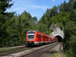 612 992 mit IRE 3086 als Franken-Sachsen Express von Dresden nach Nrnberg, wo er gerade den Haltepunkt Velden (Pegnitz) passiert, 20.08.2010