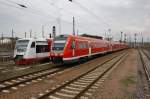 Am 16.04.2011 fhrt 612 669 am geparkten VT 515 der City-Bahn Chemnitz vorbei in die Bahnhofshalle des Chemnitzer- Hbf`s.