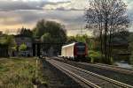 Lahntalbahn - 29.04.2012  --  Der tiefstehenden Abendsonne entgegen fahrend wird der Regionalexpress 612 620 gleich den Leuner Lahnbahnhof passieren.