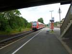 612 654 durchfährt hier als IRE nach Nürnberg Hbf den Bahnhof von Oberkotzau, 11.Juli 2013.