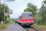 Wie auf vielen fränkischen Zweigstrecken muss man in Oerlenbach jeweils in Fahrtrichtung hinter dem Bahnhübergang ein- und aussteigen.
