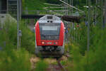 Tele auf den hinter der  Wildnis  am Bahnsteig stehenden RB 82 Zuges der hier in Eberbach End- und Startpunkt für seine Fahrten hat. Die VIAS Triebwagen VT 121.2 und VT107 hier im Nachschuß am Bahnsteig Gleis 5 zusehen am Abend des 10.7.2022 gegen halbneun Uhr