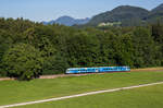 628 423 der Gäubodenbahn fährt als RB von Prien nach Aschau, hier zu sehen beim Haltepunkt Umrathshausen Ort.