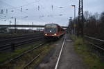 Am Morgen des heutigen Samstag kommt der Entenfänger bei trübem Wetter in Entenfang eingefahren, der 928 687 wird gleich die Fahrtrichtung nach Duisburg Hbf ändern.