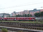 Ein unbekanntes VT628-Doppel steht im Gleisvorfeld des Münchner Hauptbahnhofs und wartet auf weitere Einsätze.
Aufgenommen am 10.7.2013 vom Bahnsteig des Haltepunkts Hackerbrücke aus.