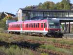 Da stand es noch, das altehrwrdige Bahnhofsgbeude (Abriss ab 12/2006). Dieseltriebwagen 628 511-8 steht am 15.10.03 vor der Fugngerbrcke des Hauptbahnhofes Remscheid. Das Ziel der Fahrt ist der Wuppertaler Hauptbahnhof.