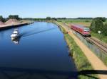 Endlich ergibt sich hier die Situation, ein Schienen- und ein Wasserfahrzeug gleichzeitig zu erwischen: Eine Triebzug Baureihe 628/928 als RB 21824 Lneburg - Lbeck kurz hinter Lauenburg neben einem