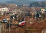 Hof Hbf am Abend des 30.03.2009, Hochhausblick ber alle Anlagen. Bei genauer Betrachtung sehen wir etliche Baureihen und Loks. eine 223 des Alex setzt um, ein 628.2 fhrt grade nach Bad Steben (oder kommt rein) und im Gterbahnhof steht ER 20-002 und wartet auf Ausfahrt. Im Container-Terminal eine weitere 223 vor dem Container-Zug.....