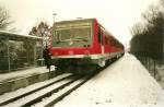 Nur ein Fahrgast stieg in den 628 638 nach Bergen/Rgen ein,als der Triebwagen in Lauterbach Mole im Januar 1999 stand.