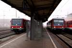 928 224 mit einer RB nach Wertheim und 928 256 mit einer RB von Crailsheim nach Würzburg Hbf begegnen sich am Morgen des 10.08.2010 im vernebelten Lauda.