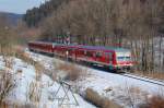 Eine Doppeleinheit der BR 628/928 passiert als (Zusatz-)RE 29259 im winterlichen Upland auf dem Weg von Dortmund Hbf nach Willingen das Esig des Bahnhofs Brilon Wald, 11.02.2011.