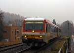 Trotz dem widrigen Novemberwetter (Regen und Nebel): Hier am 18.11.2012 kurz vor der Einfahrt in den Bahnhof Betzdorf (Sieg)der Dieseltriebzug 928 677-4 / 628 677-7 Daadetalbahn der Westerwaldbahn