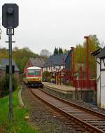 Der Dieseltriebzug 928 677-4 / 628 677-7 Daadetalbahn der Westerwaldbahn (WEBA) fhrt am 30.04.2013 in den Haltepunkt Daaden-Biersdorf ein. 
Er kommt von Daaden und fhrt Richtung Betzdorf/Sieg auf der KBS 463 (Daadetalbahn).