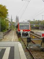 928 700-4 wartet in Speyer HBF auf Abfahrt nach Bruchsal. Im Hintergrund sind die Türme der St.Josef Kirche zu sehen