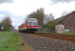 Am Bahnübergang Hemmerdener Weg/ Friedrichstraße ist am 7.4.2012 der Triebwagen 628 501 als RB 38 nach Neuss auf der Erftbahn zu sehen.