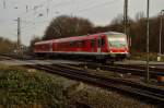 628 527 kommt als RB 38 nach Köln Deutz am Samstag den 5.1.2014 aus Kapellen/Erft beim Bü Blumenstraße in den Bahnhof Grevenbroich eingefahren.