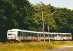 628 677 und VT24+VS23 im Verband im Schülerverkehr der WEBA nach Daaden, aufgenommen bei Betzdorf, 19.6.2001.