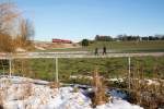 Der sonnige  Drei-Königstag  in Bayern lockte einige Menschen zu einem Spaziergang in die Natur.