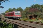 628 549 als RB 22863 von Friedrichshafen ber Lindau, Hergatz und Kilegg nach Aulendorf fhrt am 27.09.2015 bei Oberreitnau an einer Kleingartenanlage vorbei.