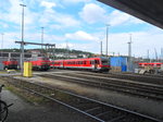 628 905 218 412 und 218 427 abgestellt vor einer Fahrzeughalle im Ulmer Hauptbahnhof.