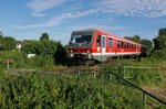 Von Lindau nach Friedrichshafen Hafen fahrend wurde 928 415, am 14.08.2016 unterwegs als RB 22732, am Fugngerbahnbergang in Eriskirch-Moos fotografiert.