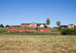 Gemütliche Nebenbahn-Athmosphäre trifft direkt auf den Wahnsinn unserer Bundesstraßen.