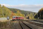 628 704-8 / 928 704-5 + 628 669-3 / 928 669-0 (Baujahr: 1995) mit RE 10712 Warburg (Westfalen)-Hagen Hauptbahnhof auf Bahnhof Brilon Wald 23-10-2015.