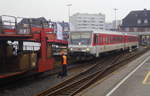 In Westerland wird ein Exemplar der sinnlosesten Zuggattung der DB zusammengestellt: 628 502 setzt sich ans Ende eines Autozuges zum Festland.