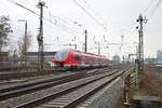 DB Regio PESA Link 633 004 am 02.02.19 erreicht gleich Frankfurt am Main Hbf von einen Gehweg aus fotografiert