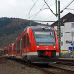 Ein Alstom Coradia LINT 27 in Doppeltraktion  mit einem LINT 41 (640 016 mit 648 206 / 706) der DreiLnderBahn fhrt am 28.03.2013 als RB 95 (Dillenburg-Siegen-Au/Sieg) in den Bahnhof Betzdorf/Sieg