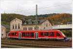 Vor dem Gebude der ehemaligen Lokleitung in Siegen ist am 09.11.2013 der Dieseltriebwagen 640 012-0 (9580 0 640 012-0 D-DB ABp) ein Alstom Coradia LINT 27 der DreiLnderBahn abgestellt.