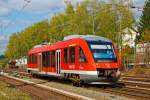 
Der Dieseltriebwagen 640 017 (95 80 0640 017-9 D-DB ABp) ein Alstom Coradia LINT 27 der DreiLänderBahn (DB Regio NRW) fährt am 27.09.2014 als RB 93  Rothaarbahn  (Bad Berleburg - Kreuztal - Siegen Hbf) von Kreuztal weiter in Richtung Siegen.

Bald sind die rote Farbgebung hier passé, ab dem Fahrplanwechsel Dezember 2014 wird die Linie, wie der gesamte Dieselbetrieb in der Region, von der HLB gefahren. Dann wird gelb die dominierende Farbe sein.
