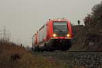 Kollege bei der  Arbeit , für ein gutes Bild von 641 031 wird sogar der Felsen erklommen, Burgkunstadt am 04.12.2015.