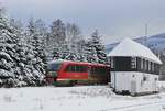 Am Stellwerk  Bf  des Bahnhofs Brilon Wald vorbei fährt 642 201 am 09.01.2021 nach Willingen aus