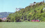 642 088 umrundete am 25.6.06 die Willibaldsburg auf der Altmühlschleife westlich von Eichstätt.