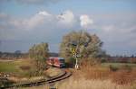 28.10.2008 ist der RE8 nach Tessin unterwegs, rechts das Einfahrvorsignal vom Bahnhof Sanitz.