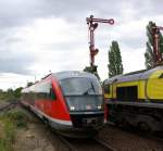 642 569 ohne Prfziffer bei der Einfahrt in Zeitz am 4.10.2009 als RE Richtung Saalfeld(Saale). Im Hintergrund wartet Rail4Chem 66 02 auf die Abfahrt.  Jan Schuur 2009 http://www.schuur-nordheide.de