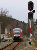 Nach einem kurzen Rangiermanver wird 642 003 am Gleis 1 in Zeulenroda unt Bf fr die Fahrt nach Gera bereitgestellt, was die Gelegenheit bot, den Zug zusammen mit einem EZMG-Signal umzusetzen.