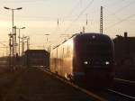 Ein abendlicher RE von Stollberg (Harz) nach Magdeburg Hbf erreicht am 22. Oktober 2011 den Bahnhof Sangerhausen.