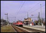 111 199-6 kommt mit ihren Regionalzug in den Bahnhof Roth auf Gleis 3 eingefahren.