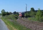 Im Thüringer Schiefergebirge - Nach unserem Besuch im Bahnhof von Bad Lobenstein ging es erst einmal zur Erholung und Entspannung in die Ardesia Therme in Bad Lobenstein.

Danach machten wir uns wieder auf den Weg nach Unterlemnitz. Beim Spaziergang über den Feldweg entlang der Bahntrasse schlossen sich die Schranken des BÜ Km 52.3 zwischen Unterlemnitz und Lobenstein.

642 061 hat Unterlemnitz verlassen und fährt nach Blankenstein. Nächster Halt wird Lobenstein (Thür) sein.

KBS 557 am 25 Mai 2012

Die rote Farbe der Züge wird nach dem Fahrplanwechsel am 10.06.2012 durch das Weiß - Grün der Erfurter Bahn ersetzt.