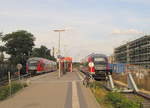 DB 642 096 als RB 58761 nach Eschenau (Mittelfr) rechts und DB 642 618  Stadt Roth  beim pausieren rechts, am 02.09.2016 in Nürnberg Nordost.