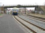 Der Connex-DESIRO mit Ziel Leipzig Hbf rauscht unter der Geithainer Strae in Engelsdorf hindurch, 27.02.09