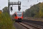 643 057 (95 80 0643 057-2 D-DB) passiert am 01.11.2017 als Regionalbahn nach Coesfeld eine der - vergleichsweise zahlreichen - Signalbrücken am ehemaligen Bahnhof Münster-Geist und ergänzt die gefärbten Bäume um sein Verkehrsrot, um den (wie so oft in diesem Halbjahr von 2017) grauen Tag etwas aufzuhübschen. 

Dieses Bild wurde legal an einem Bahnübergang (auf dem Weg und außerhalb des Gleisbereichs) aufgenommen. 