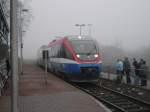 Ein zweiteiliger Talent-Dieseltriebwagen der Prigtnitzer Eisenbahn steht am 21.12.2002 im Dezembernebel im Bahnhof Dorsten fr die Fahrt nach Oberhausen bereit.