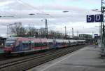 Eine Vierfach-Traktion aus zweiteiligen Talenten der Euregio-Bahn fährt in Köln-Deutz, aus Deutzerfeld kommend, nach Gleis 7 ein.