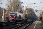 Die Euregiobahn (RB20) aus Stolberg-Rheinland-Hbf nach Aachen-Hbf und kamm ie Kohlscheider-Rampe hoch aus Richtung Herzogenrath und hilt in Kohlscheid und fährt  in Richtung