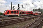 620 537-7 trifft am 4.7.2017 als RB25 (RB11538) von Köln Hansaring nach Meinerzhagen vor dem Kölner Hauptbahnhof auf 644 023-3 als RB38 (RB11816)  Erftbahn  von Köln Messe/Deutz nach