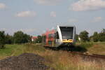 Dieser HLB GTW2/6 (409 108) ist am 4.9.2021 als RB46 Gießen in Hungen am BÜ der Lahn-Kinzig-Bahn von Hinten zu sehen.